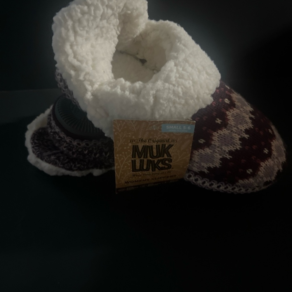 Women’s Slippers Size 5-6 Muk Luks Cozy Moccasins